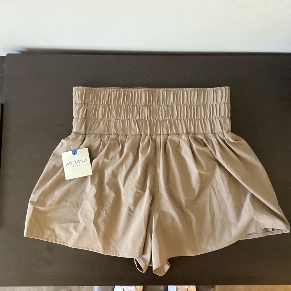 Arizona Jean Company Women's High-Waisted Lined Beige Shorts Medium